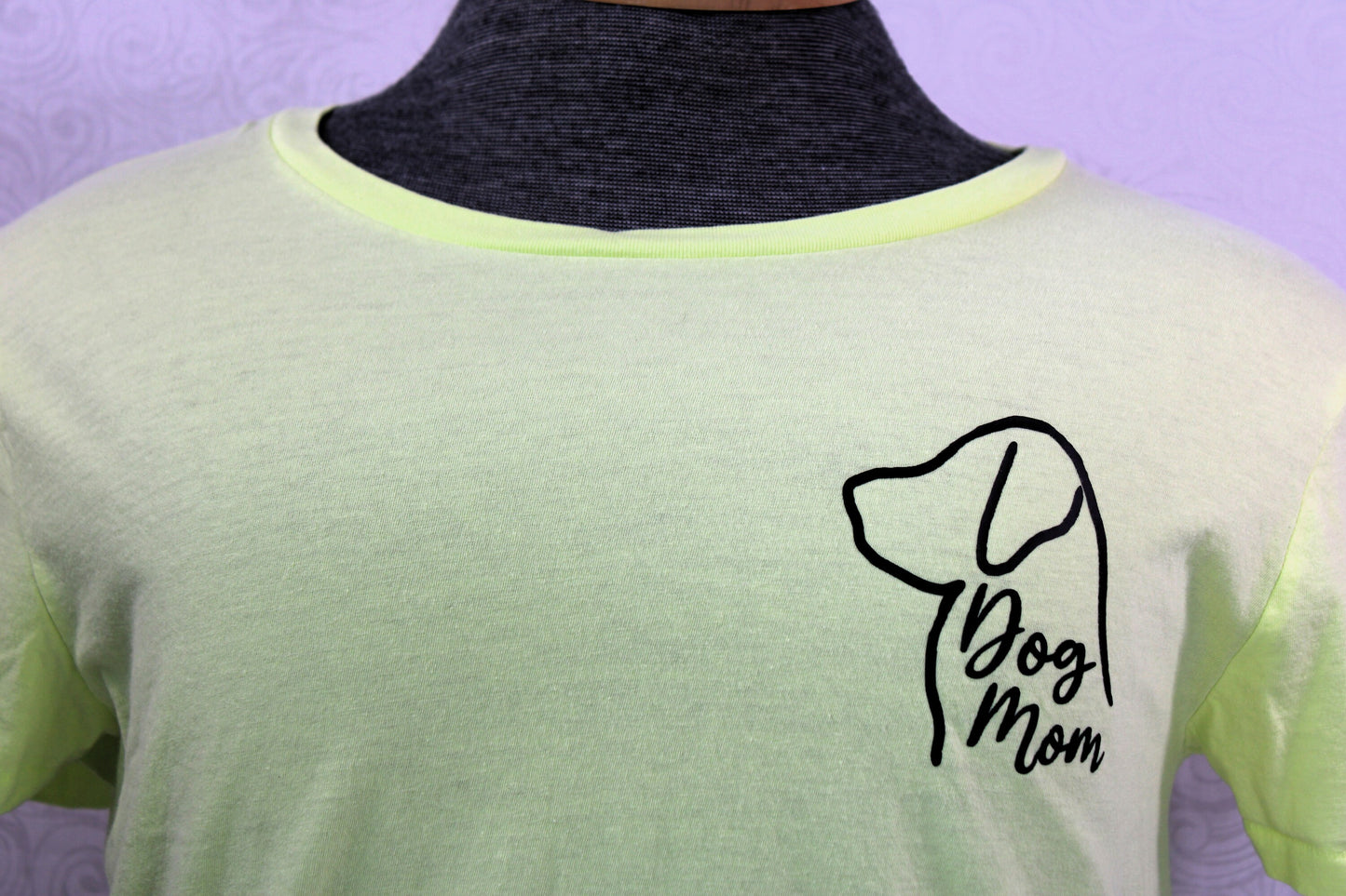 Dog Mom Pocket Design: T-Shirt